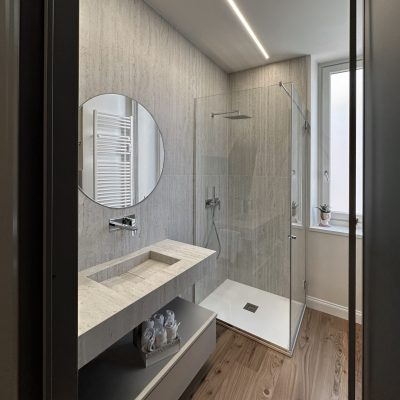HOMEDESIGN_Bagno di design con Piastrelle Travertino Dekton Cosentino