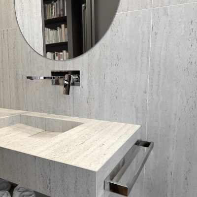 HOMEDESIGN_Bagno di design con Piastrelle Travertino Dekton Cosentino
