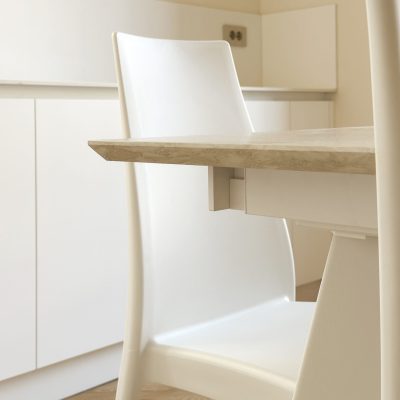 HOMEDESIGN_Cucina laccata bianca con tavolo