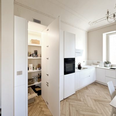 HOMEDESIGN_Cucina laccata bianca di design in casa signorile_Dispensa